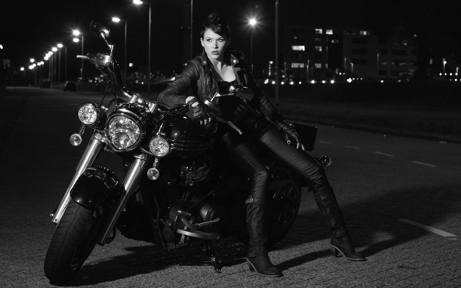 Photo Beautiful girls and motorcycles in Abuja
